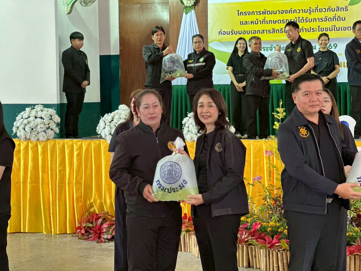 title - ส.ป.ก. มอบเอกสารสิทธิให้เข้าทำประโยชน์ในเขตปฏิรูปที่ดิน 420 ราย ประจำปีงบประมาณ พ.ศ. 2569 ในโครงการพัฒนาองค์ความรู้เกี่ยวกับสิทธิและหน้าที่เกษตรกรผู้ได้รับการจัดที่ดินในเขตปฏิรูปที่ดินก่อนรับมอบเอกสารสิทธิให้ใช้ทำประโยชน์ในเขตปฏิรูปที่ดิน ณ โรงเรียนแม่ตืนวิทยา ตำบลแม่ตืน อำเภอลี้ จังหวัดลำพูน